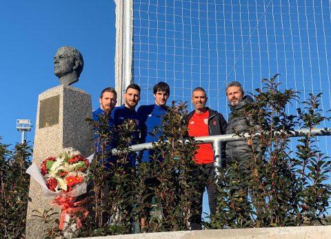 Muniain, Aduriz, San José, Garitano y Alkorta junto al busto de Piru Gainza (Foto: Athletic Club).