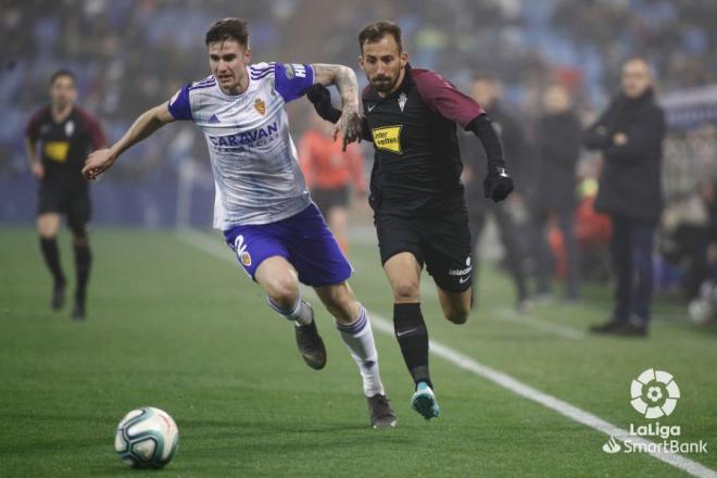 Aitor y Vigaray pelean por un balón en el Zaragoza-Sporting (Foto: LaLiga).