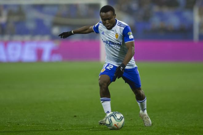 James Igbekeme en un partido del Real Zaragoza (Foto: Daniel Marzo).