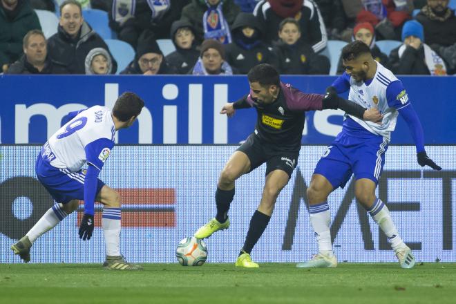 Hernán Santana protege el balón durante el Real Zaragoza-Sporting (Foto: Dani Marzo).