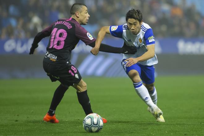 Kagawa regateando a Javi Fuego en el enfrentamiento ante el Sporting en La Romareda (Foto: Daniel Marzo)