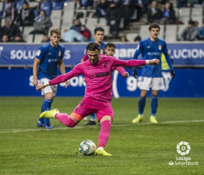 Armando Sadiku lanza el penalti contra el Real Oviedo. (Foto: LaLiga)