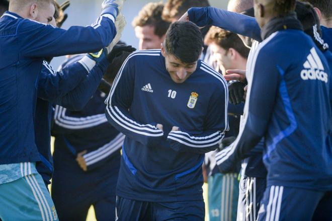 Saúl Berjón, recibido con cariño por sus compañeros en el entrenamiento (Foto: Real Oviedo).