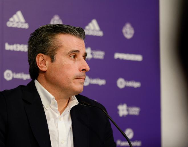Miguel Ángel Gómez, en la rueda de prensa tras su renovación (Foto: Real Valladolid).
