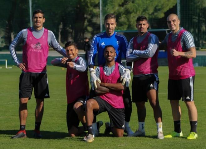 Los ganadores del partidillo de entrenamiento posan tras el mismo (Foto: CCF).