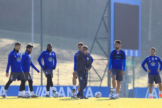 Nolaskoain y sus compañeros junto a Fernando Vázquez en Abegondo (Foto:RCD)