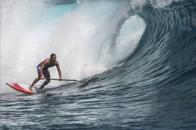 Diego Bello, haciendo surf en Filipinas (Foto: Instagram).