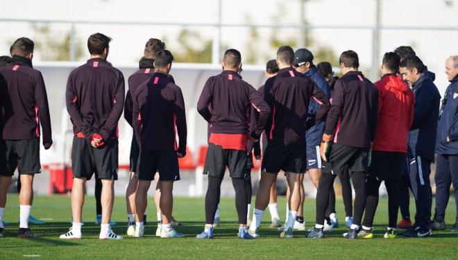 Los jugadores del Sevilla, sobre el césped artificial (Foto: SFC).