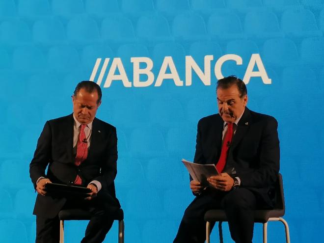 Escotet y Vidal explicando las condiciones del acuerdo entre el Deportivo y ABANCA.