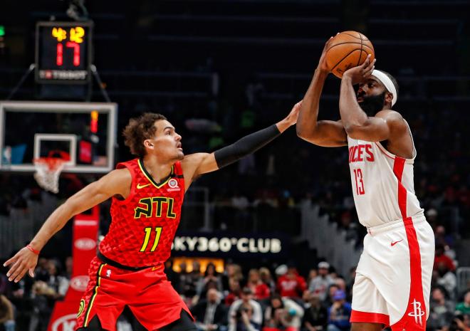 James Harden lanza ante Trae Young.