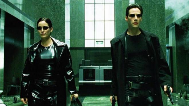 Carrie-Ann Moss y Keanu Reeves en Matrix (Warner Bros).