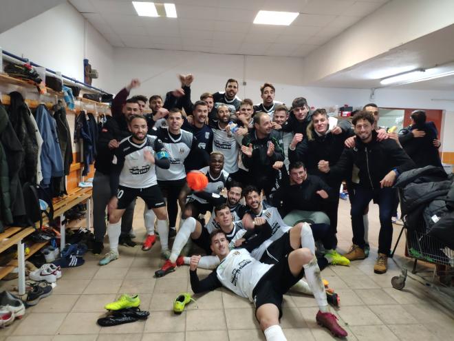 Los jugadores del Mérida celebran la victoria ante La Nucía (Foto: MAD).