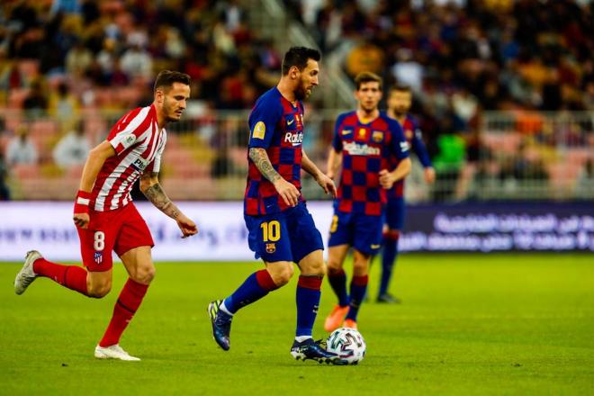 Leo Messi conduce el balón en el Barça-Atleti de la Supercopa.