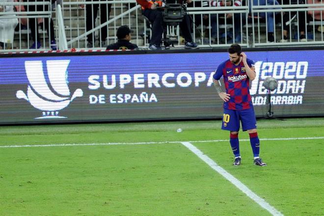 Leo Messi, cabizbajo tras la derrota del Barcelona en la Supercopa de España.