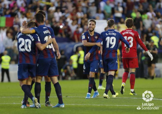 Los jugadores del Levante celebran el triunfo contra el FC Barcelona. (Foto: LaLiga)