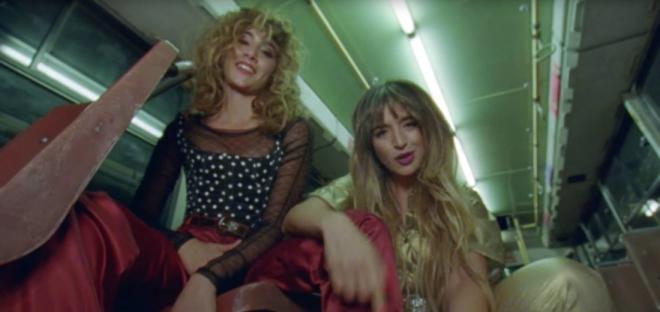 Aitana y Lola Indigo en el videoclip 'Me quedo' (Universal Music)