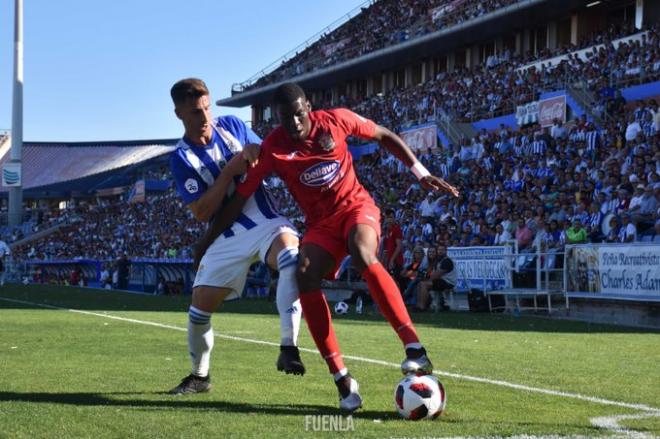 Randy Nteka en el partido ante el Recre de los playoff de ascenso. (@CFuenlabradaSAD)