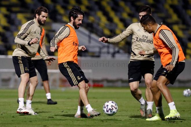 Isco, con la pelota en la sesión del Real Madrid (Foto: RM).