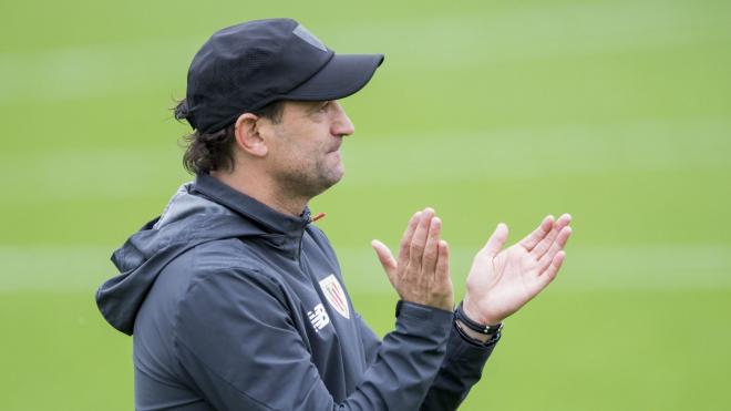 Joseba Etxeberria ha sido el encargado de dirigir a la cantera rojiblanca en la Premier League International Cup (Foto: Athletic Club).