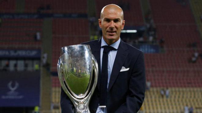 Zidane, entrenador del Real Madrid, posando con la Supercopa de Europa.