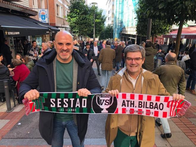 Los alcaldes de Sestao y Bilbao, Josu Bergara y Juan Mari Aburto, apoyando a sus equipos en la previa.