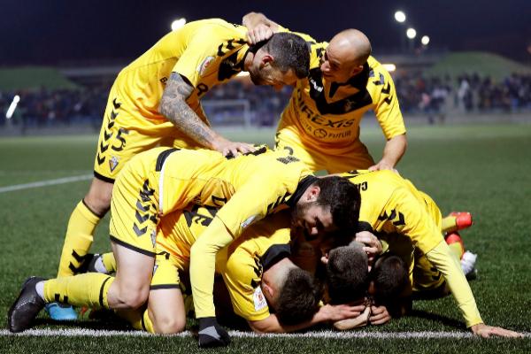 Los jugadores del Badalona celebran el triunfo ante el Getafe en la Copa del Rey (Foto: EFE)