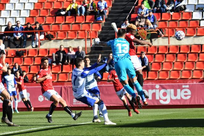 Ratón despejando de puños un balón aéreo ante la presencia de Amang (Foto: Laia Solanellas)