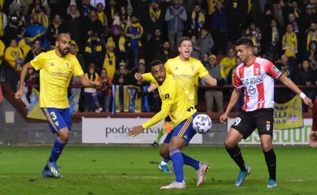 Akapo y Fali, durante el partido (Foto: Larioja.com).