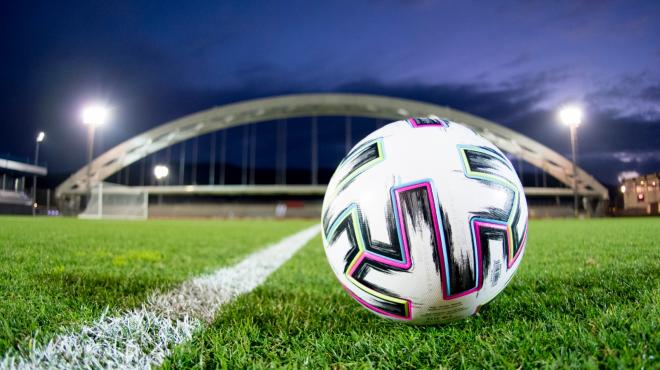 El balón espera para rodar con la plantilla del Athletic Club en el césped frente al arco de Lezama.