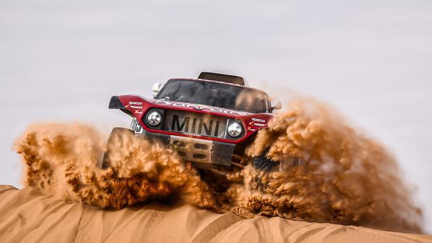 Carlos Sainz, a los mandos de su Mini en el Dakar.