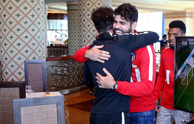 Diego Costa, abrazándose con Simeone (Foto: ATM).