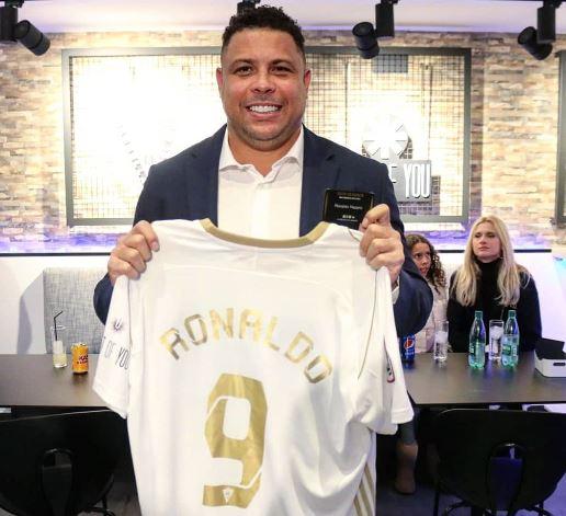 Ronaldo, sosteniendo la camiseta del Marbella (Foto: Marbella FC).