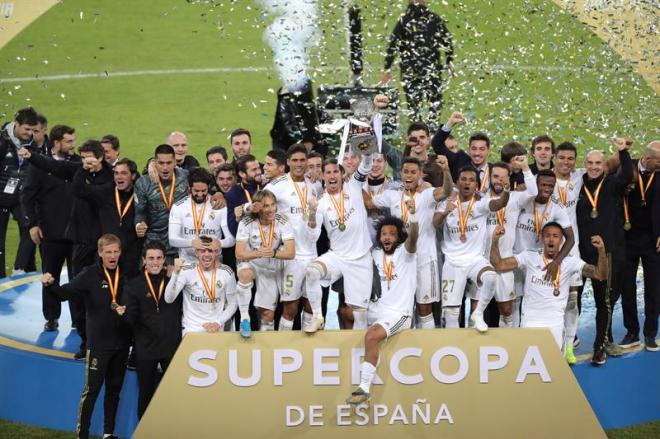 Sergio Ramos eleva la Supercopa de España en Yeda (Foto: EFE).