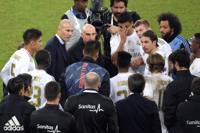 Zidane, durante una charla con su plantilla (Foto: EFE).