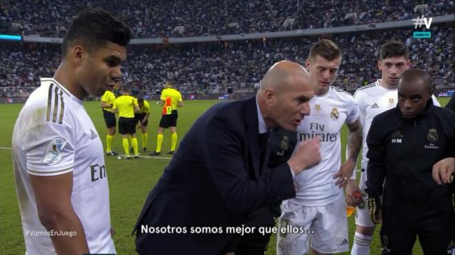 Charla de Zidane en el descanso de la prórroga.
