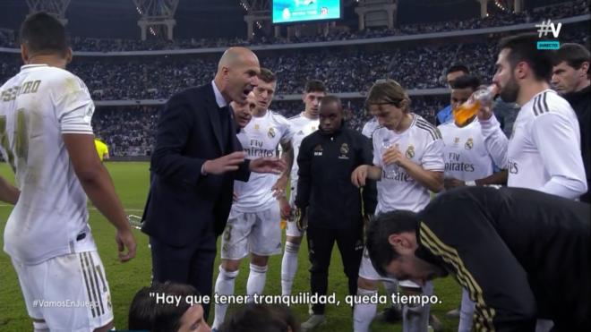 Indicaciones de Zidane a pie de césped.