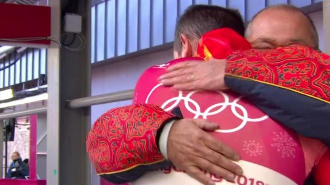 Abrazo entre Ander Mirambell y su padre (Foto: Eurosport)
