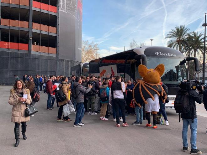 Aficionados del Valencia CF a punto de salir de viaje