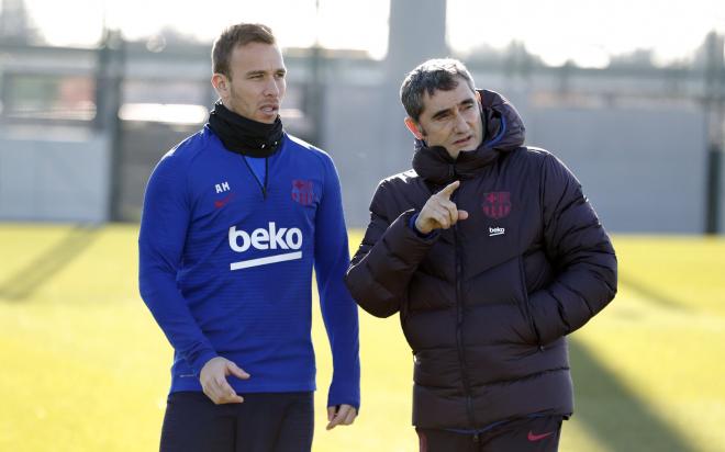 Ernesto Valverde y Arthur, durante el entrenamiento (Vía FC Barcelona).