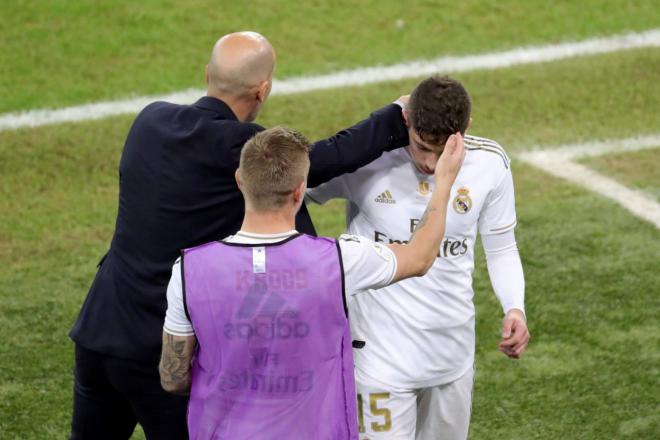 Zidane y Kroos animan a Fede Valverde tras su expulsión en la final de la Supercopa de España entre el Real Madrid y el Atlético Madrid (Foto: EFE).