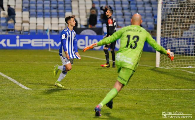 Gerard Vergé celebra el gol que clasificó al Recre en la Copa del Rey. (Manu López / Albiazules.es).