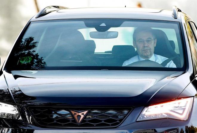 Josep Maria Bartomeu llega a la Ciutat Esportiva en su coche.