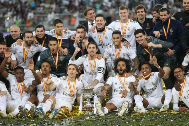 Los jugadores del Real Madrid posan con la Supercopa de España.