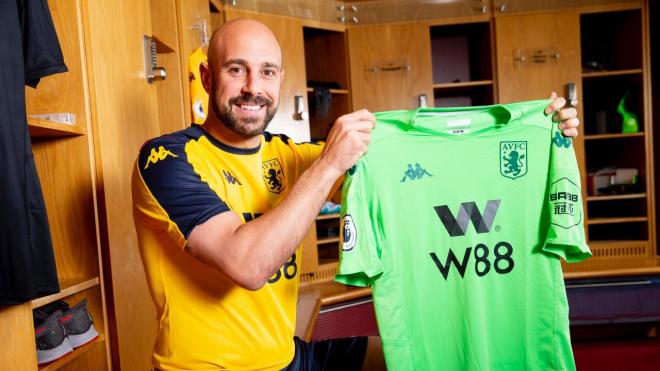 Pepe Reina posa con la camiseta del Aston Villa.