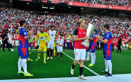 EL Sevilla recibe el pasillo del Elche tras la Europa League de 2014.