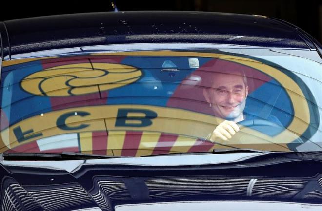 Ernesto Valverde abandona risueño la ciudad deportiva del FC Barcelona tras reunirse con Bartomeu.