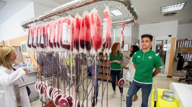 Álex Moreno, en el hospital (Foto: Real Betis).