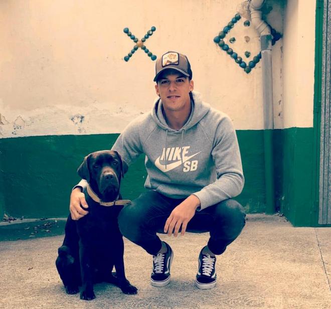 El jugador del Athletic Club Ander Capa posa con su perro 'Bizkor'.
