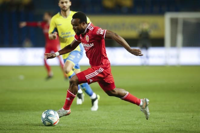 Igbekeme avanza con el esférico (Foto: LaLiga).