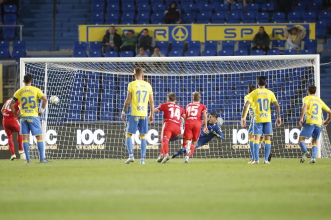 Javi Ros, lanzando un penalti ante Las Palmas (Foto: LaLiga).